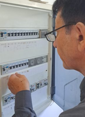 Artisan électricien vérifiant un tableau électrique résidentiel