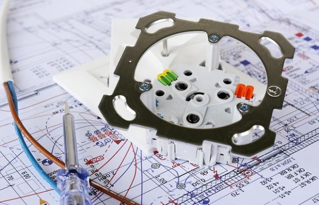 Installation d'une prise électrique sur plan de câblage