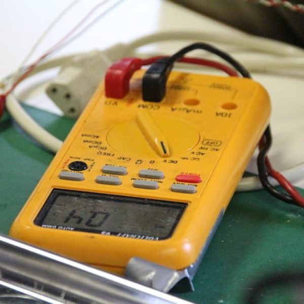 Multimètre utilisé pour le diagnostic électrique sur chantier