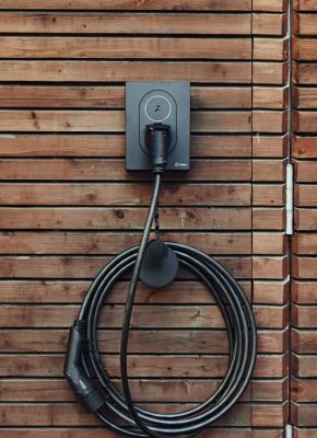 Prise de recharge pour véhicule électrique fixée sur mur extérieur